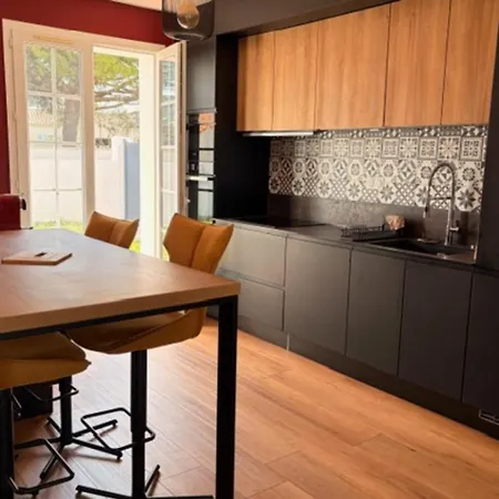 بيت للعطل With Large Terrace And Garden In *