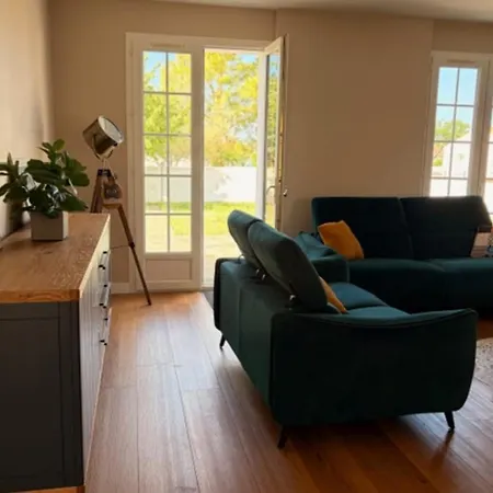 بيت للعطل With Large Terrace And Garden In