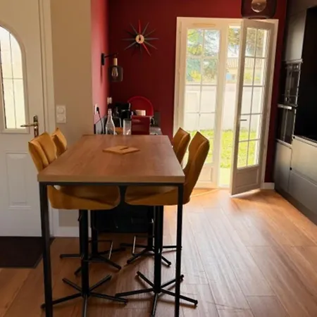 بيت للعطل With Large Terrace And Garden In *