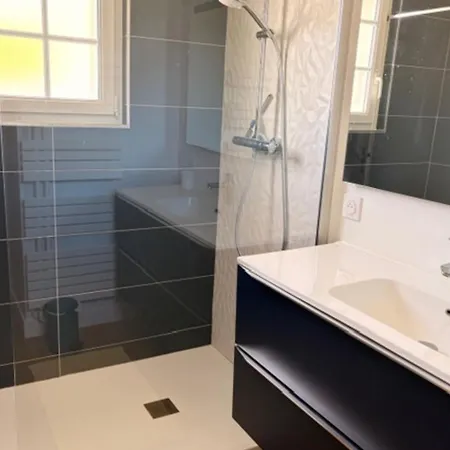 With Large Terrace And Garden In بيت للعطل