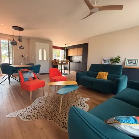 With Large Terrace And Garden In أنجولينز سر مير