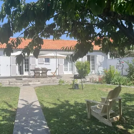 بيت للعطل With Large Terrace And Garden In *