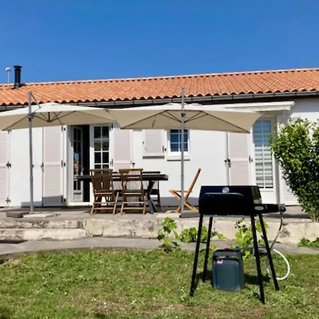 With Large Terrace And Garden In بيت للعطل أنجولينز سر مير