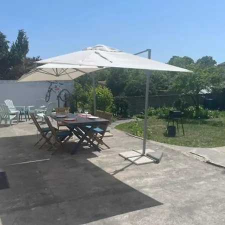 With Large Terrace And Garden In بيت للعطل *